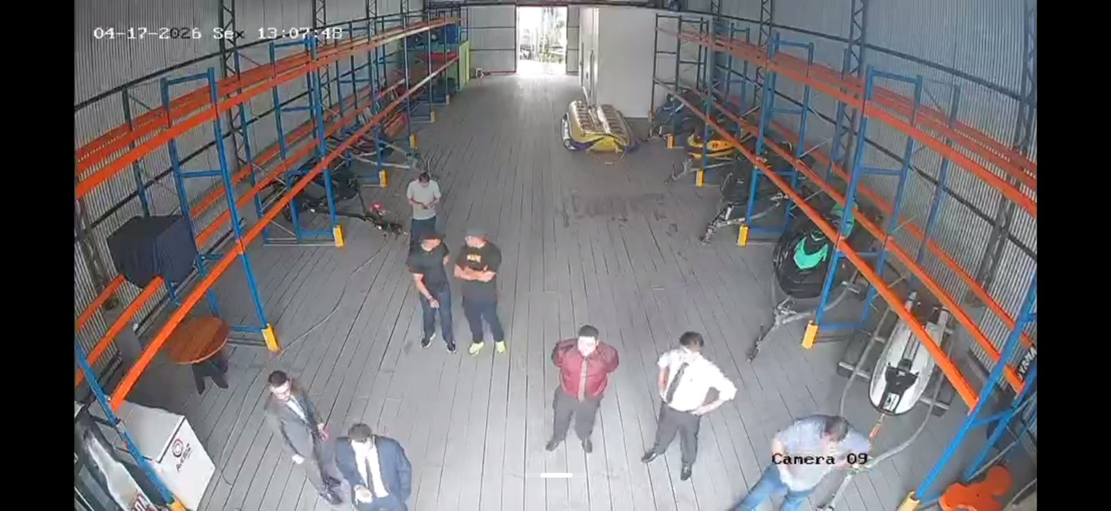 Doze segundos depois, mesmo ponto de vista. O grupo se reorganiza no corredor; embarcações já visivelmente movimentadas em relação ao frame anterior.