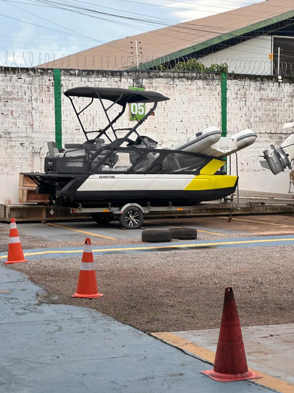 Sea-Doo Switch (S2 40017 280) sobre trailer já no pátio Box 05 da Elinsa, depois da subtração da Marina Jet Marine.