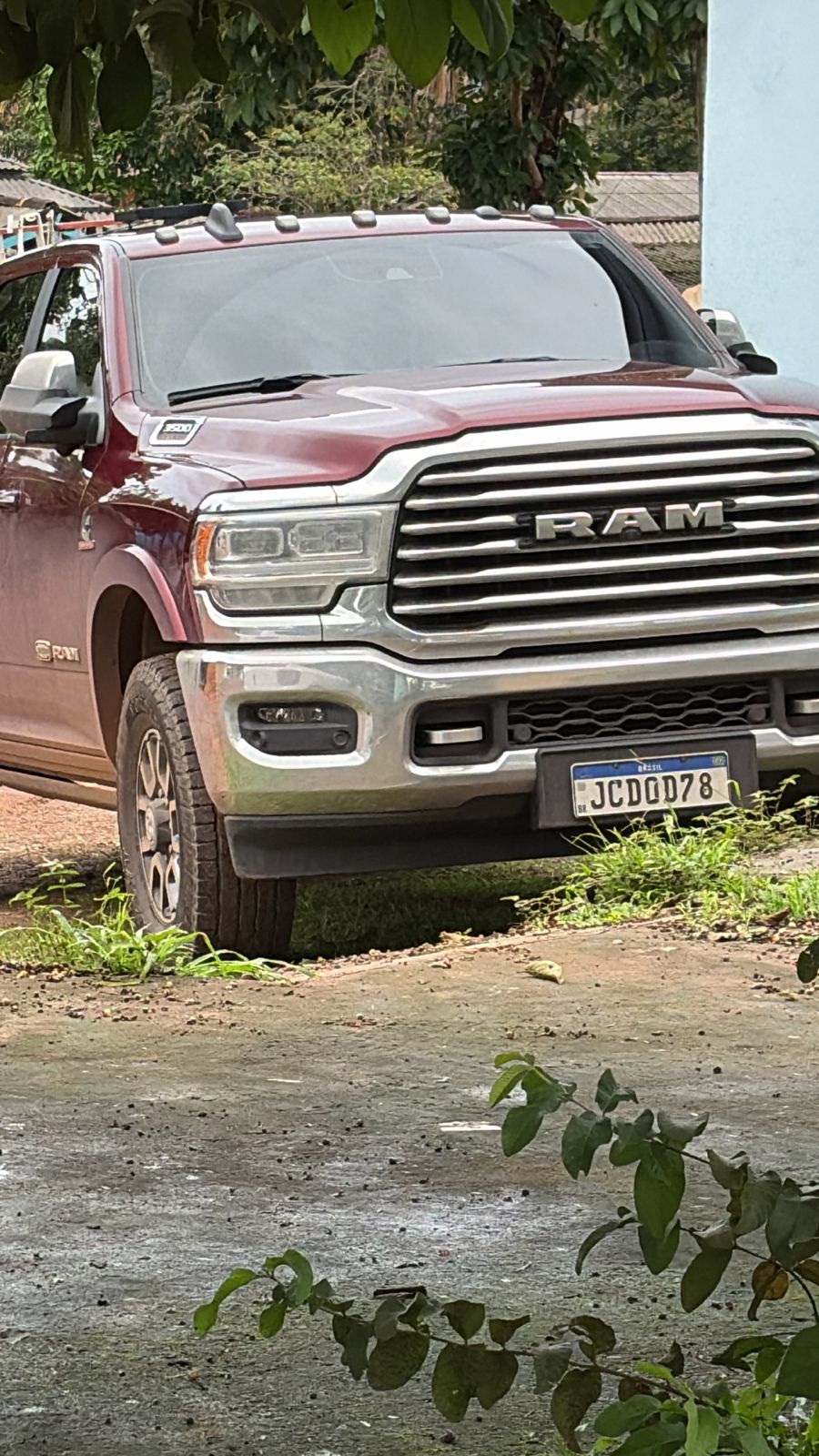 RAM 3500 Laramie vermelha (placa JCD0D78) — mesma caminhonete que seria abordada horas depois na BR-156 e que aparece registrada em nome de um dos advogados envolvidos.
