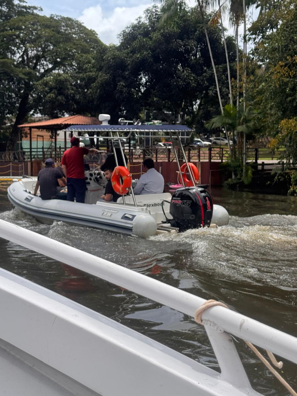 Bote Flexboat com motor Mercury Pro XS aproxima-se do atracadouro da propriedade. A bordo, o grupo liderado pelo advogado responsável pela ação anterior na Marina Jet Marine.