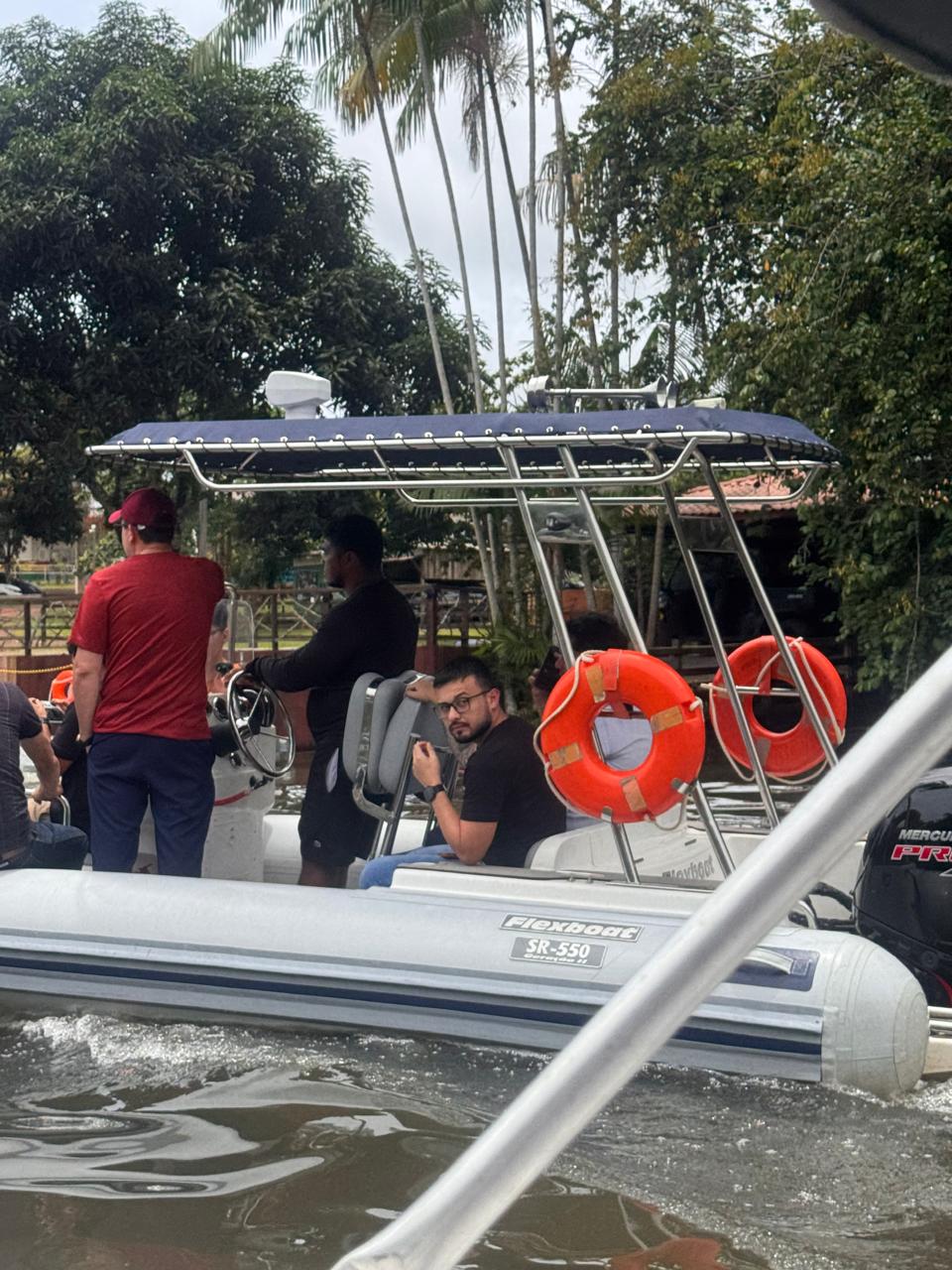 Detalhe do casco identificando a embarcação como Flexboat SR-550 — mesmo modelo já listado entre os bens subtraídos da marina dias antes.