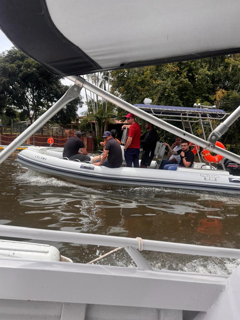 Bote 'Laluma SR-550' contornando o píer flutuante da propriedade após o caseiro recusar a entrada e exigir mandado judicial e oficial de justiça.