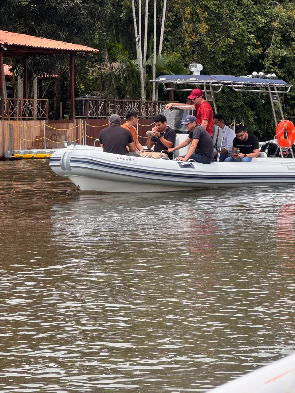 Embarcação encostando junto ao deck flutuante; segundo relato do caseiro, integrante do grupo apresentou-se como segurança particular armado, contratado para acompanhar a comitiva.