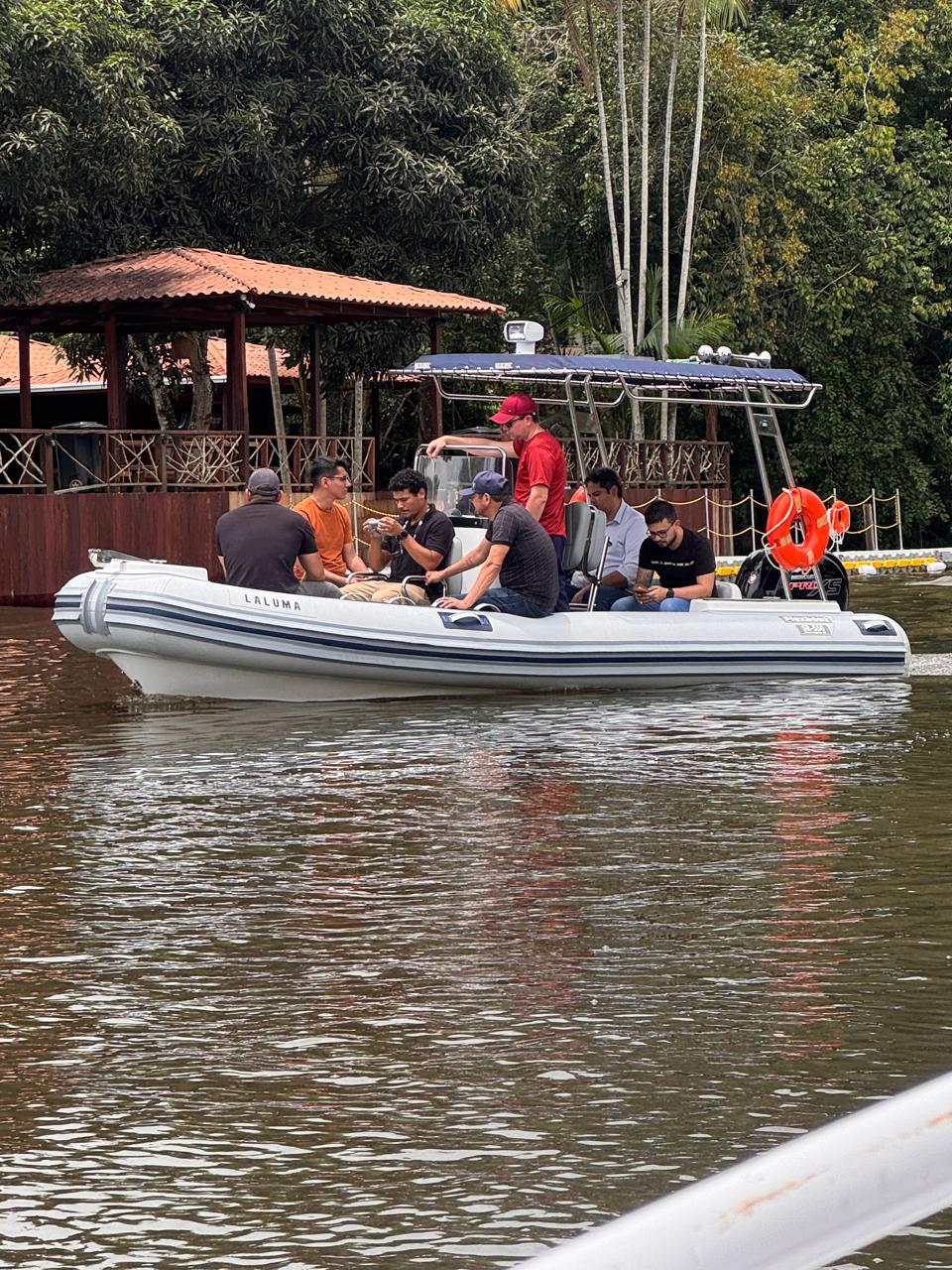Tripulantes filmam e fotografam a propriedade a partir da água. Sem mandado e sem oficial de justiça, o grupo permaneceu fora do imóvel.