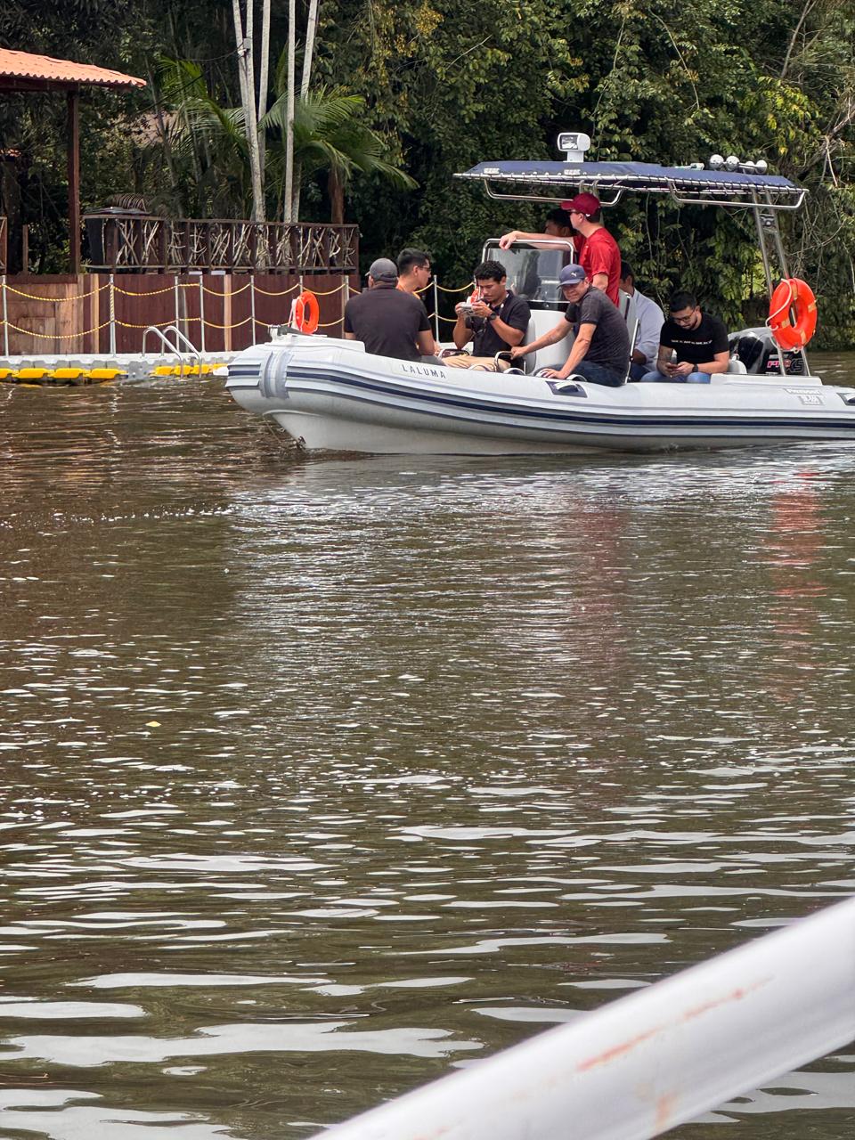 Saída do bote após a recusa do acesso. A cena, registrada por testemunhas, contradiz a versão pública de que a comitiva agia sob amparo formal.